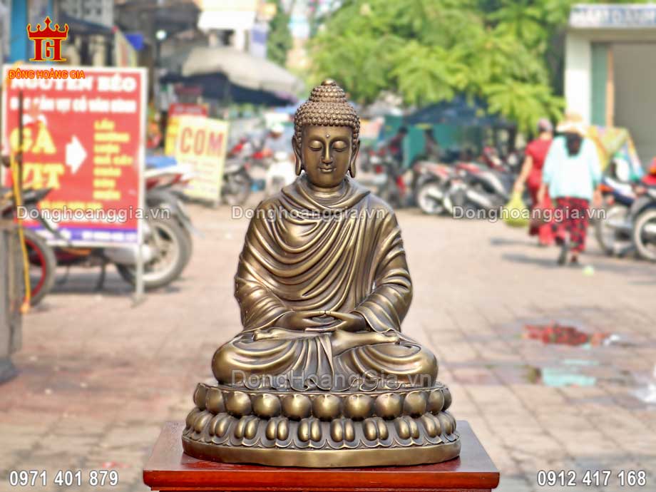 Bề mặt tượng Phật Thích Ca Mâu Ni được hun màu sắc cổ kính, sang trọng